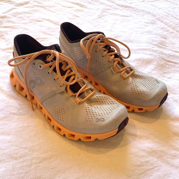 On Running Cloud X | Running Training Shoes in Silver Almond | Size 7 - Picture 3 of 12